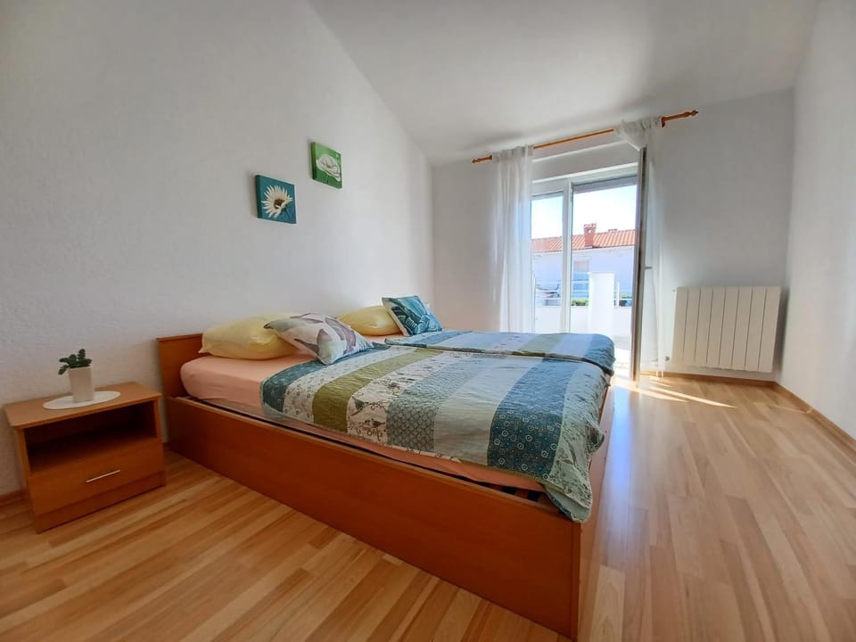 Photo of the whole room, Bedroom, internet