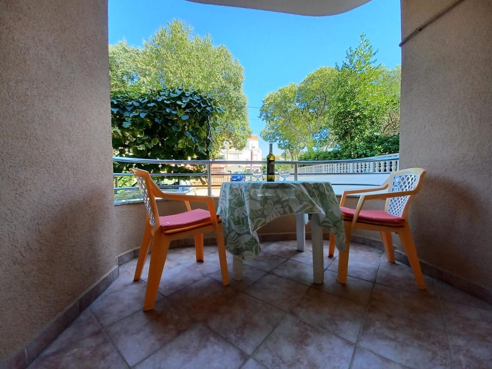 Patio, Day, Balcony/Terrace, Seating area, Dining area