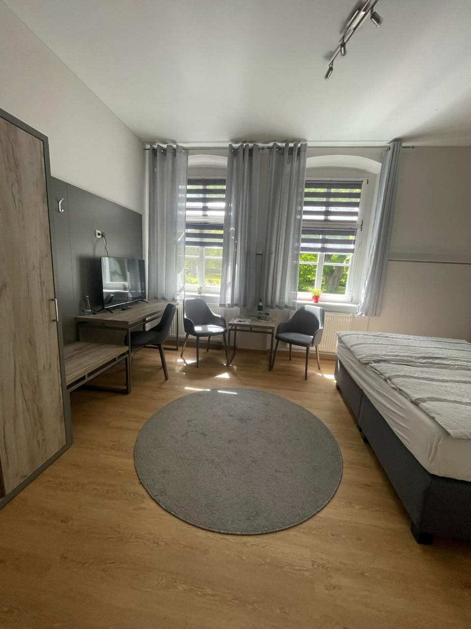 Bed, TV and multimedia, Photo of the whole room