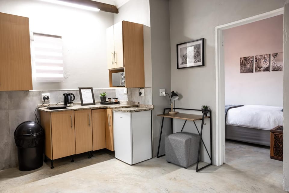 Bed, Bedroom, kitchen