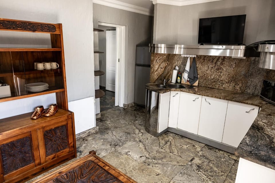 TV and multimedia, Coffee/tea facilities, Kitchen or kitchenette, Living room, Seating area