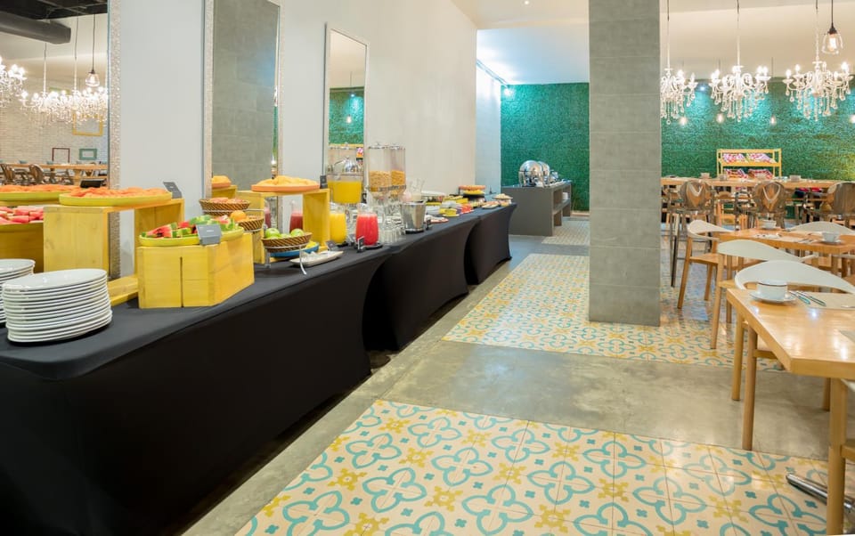 Restaurant/places to eat, Food and drinks, Buffet breakfast