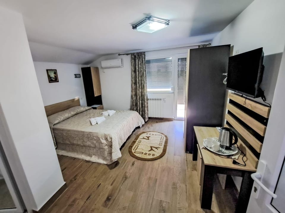 TV and multimedia, Photo of the whole room, Bedroom
