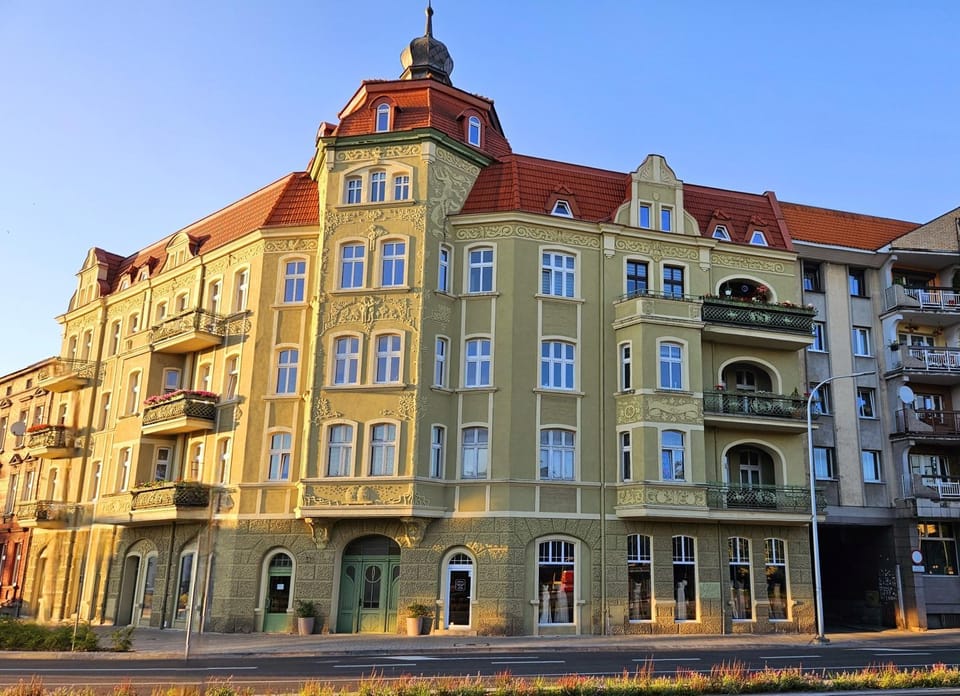 Property building, Day, Location
