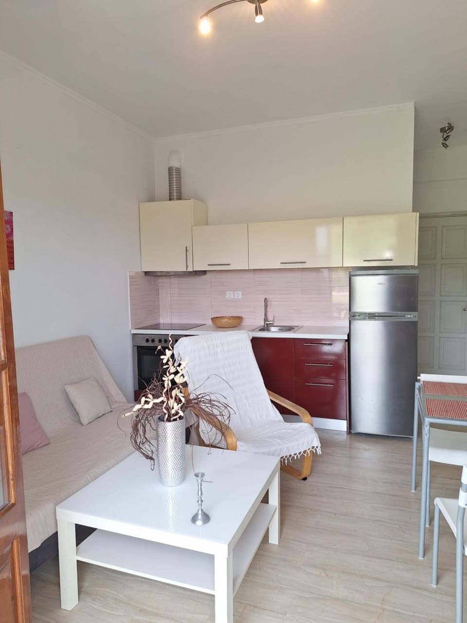 Kitchen or kitchenette, Seating area, Dining area