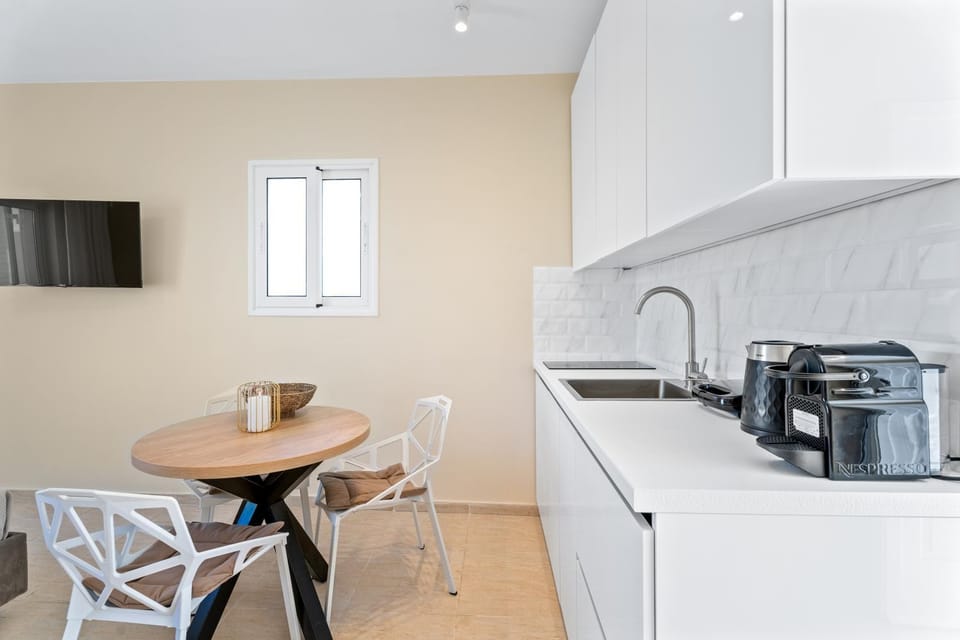 Coffee/tea facilities, Kitchen or kitchenette, Dining area, stove, toaster