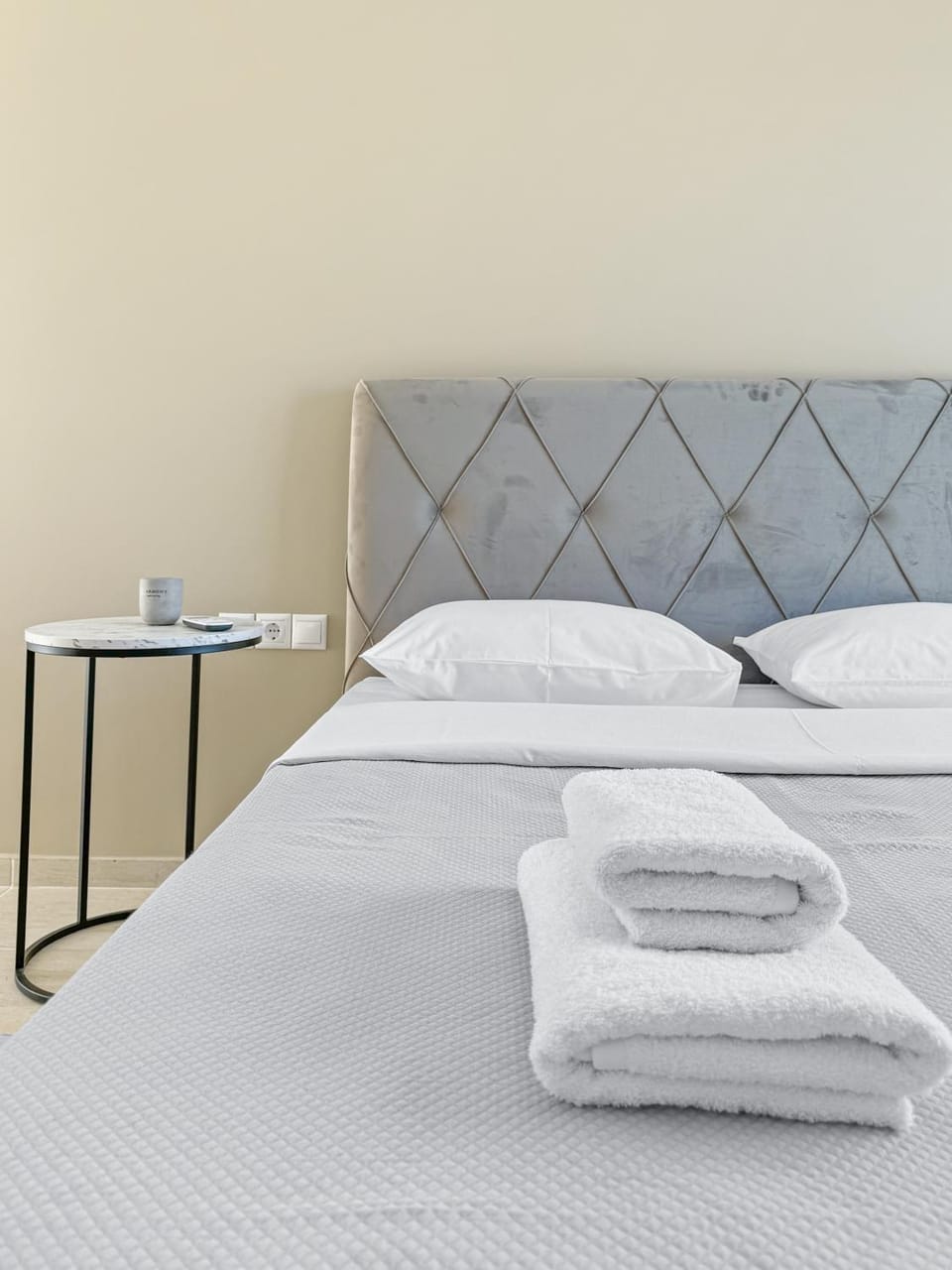 Bed, Bedroom, towels