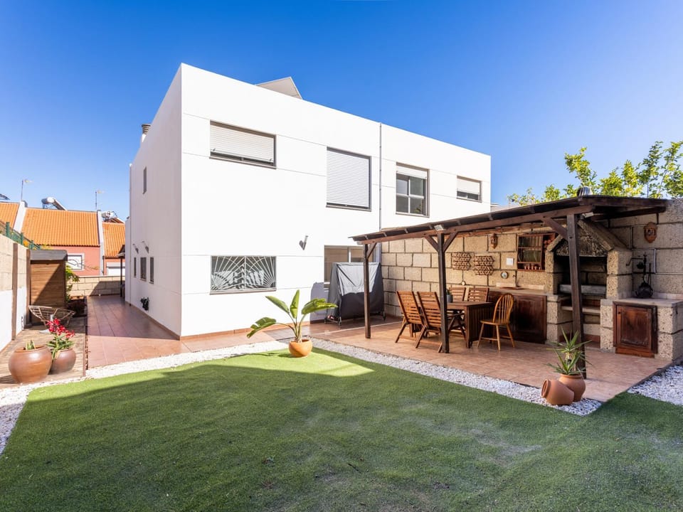 Property building, Patio, BBQ facilities, Table tennis, Dining area