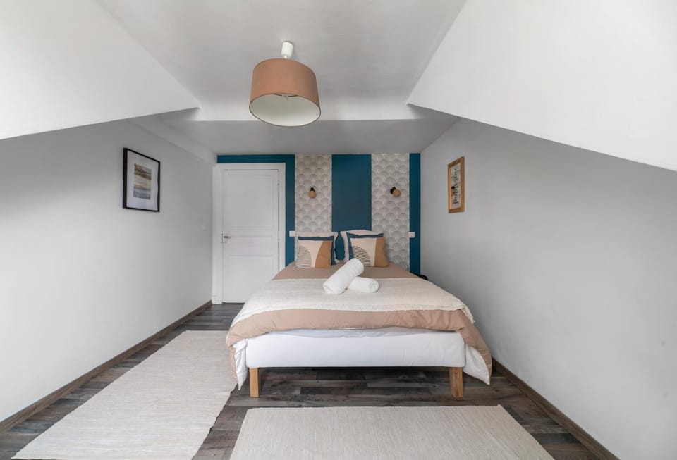 Bed, Photo of the whole room, Bedroom, towels