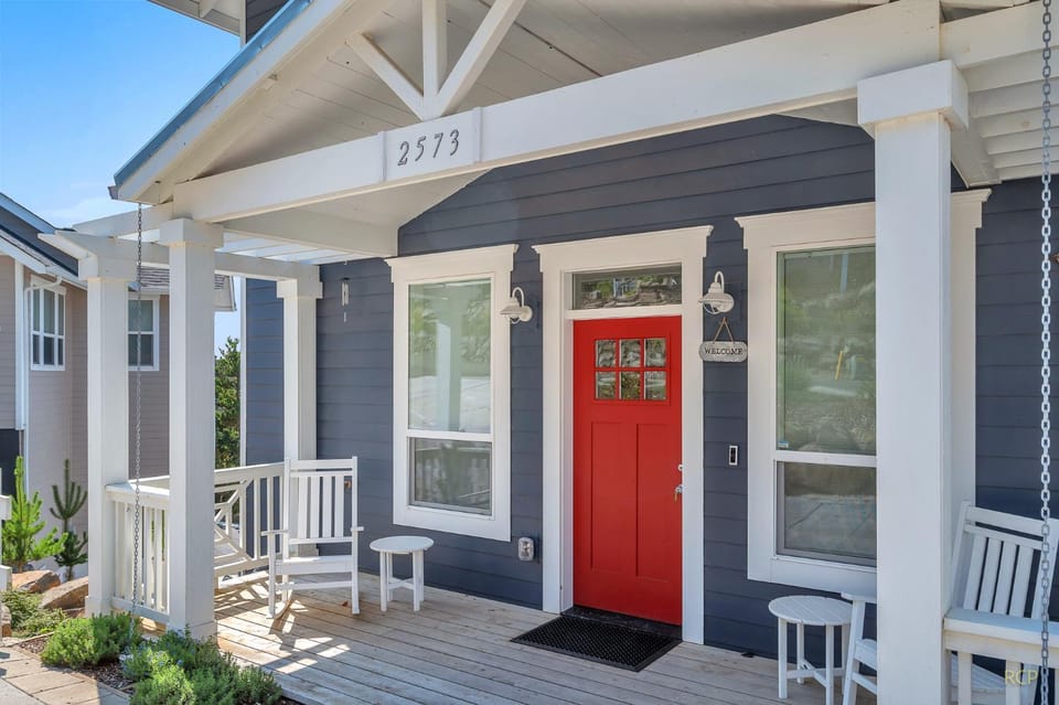 Property building, Patio, Facade/entrance, Day