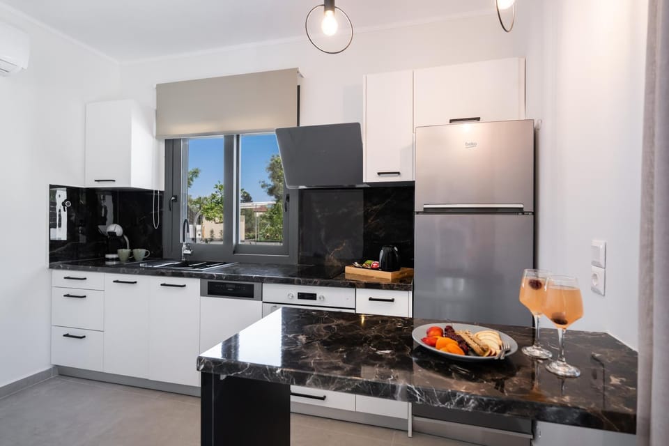 Kitchen or kitchenette, Dining area, oven, stove