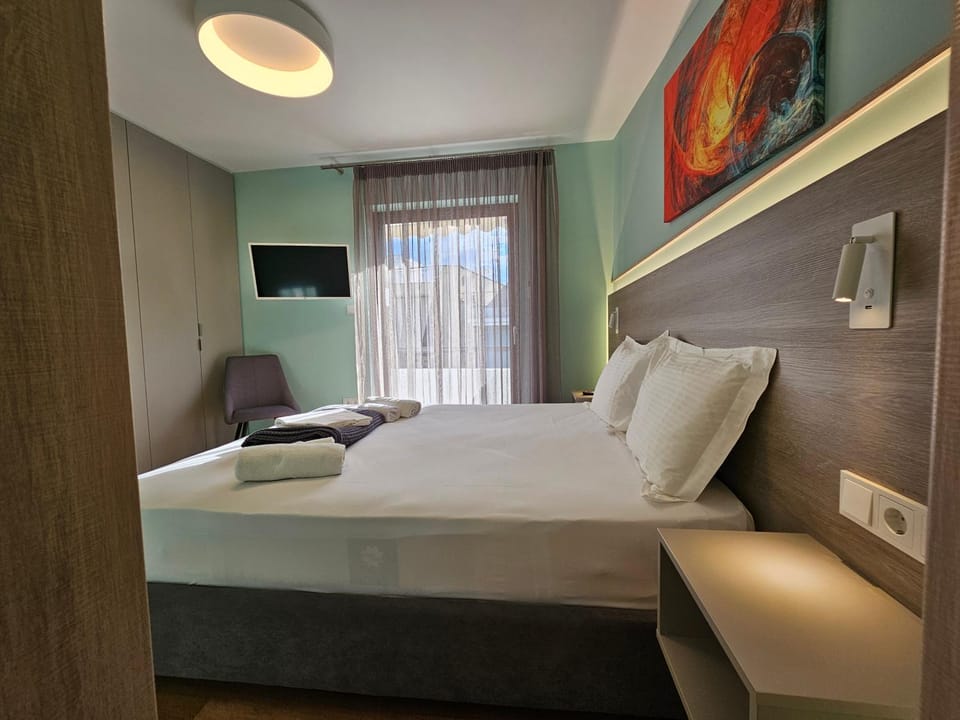 Bed, TV and multimedia, Photo of the whole room, Bedroom