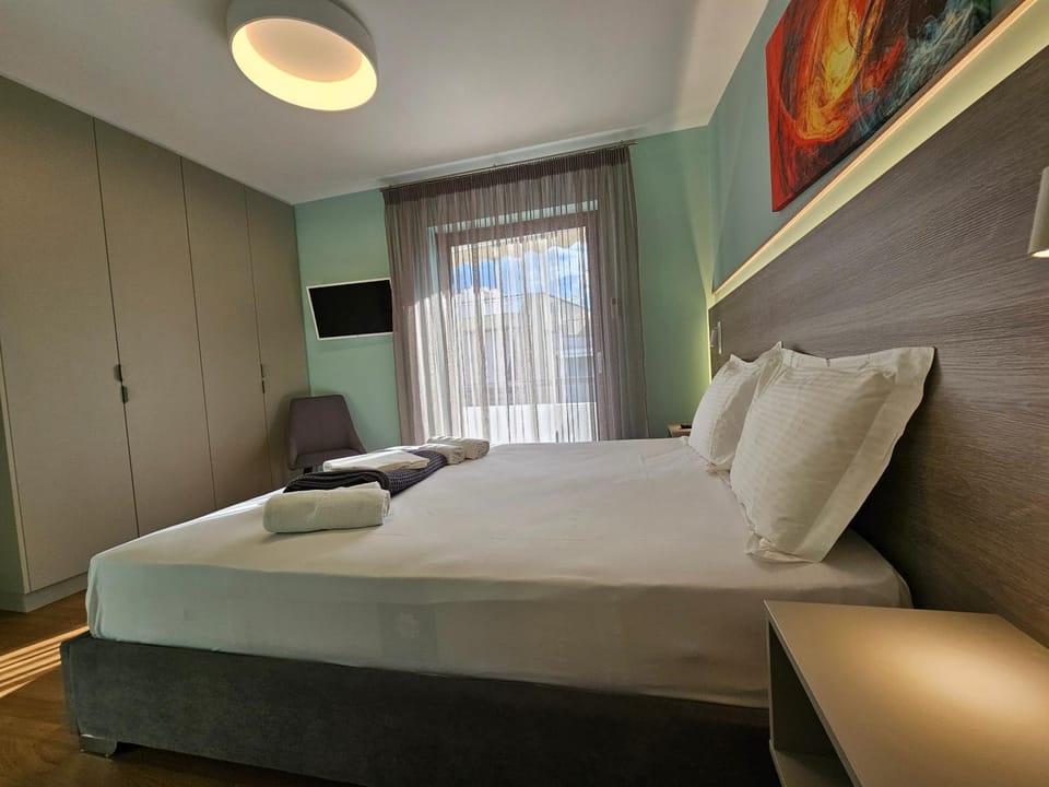 Bed, TV and multimedia, Evening entertainment, Bedroom