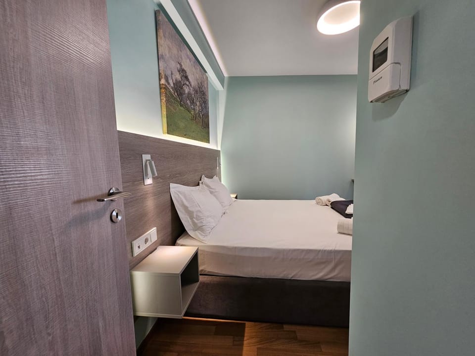 Bed, TV and multimedia, Bedroom