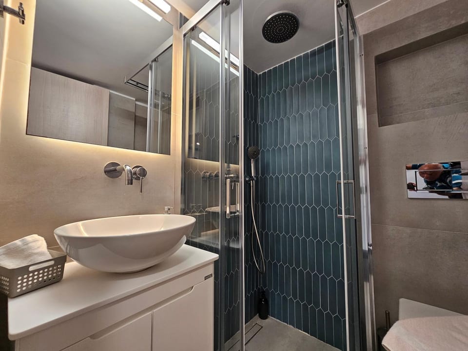 Shower, Toilet, Bathroom, towels