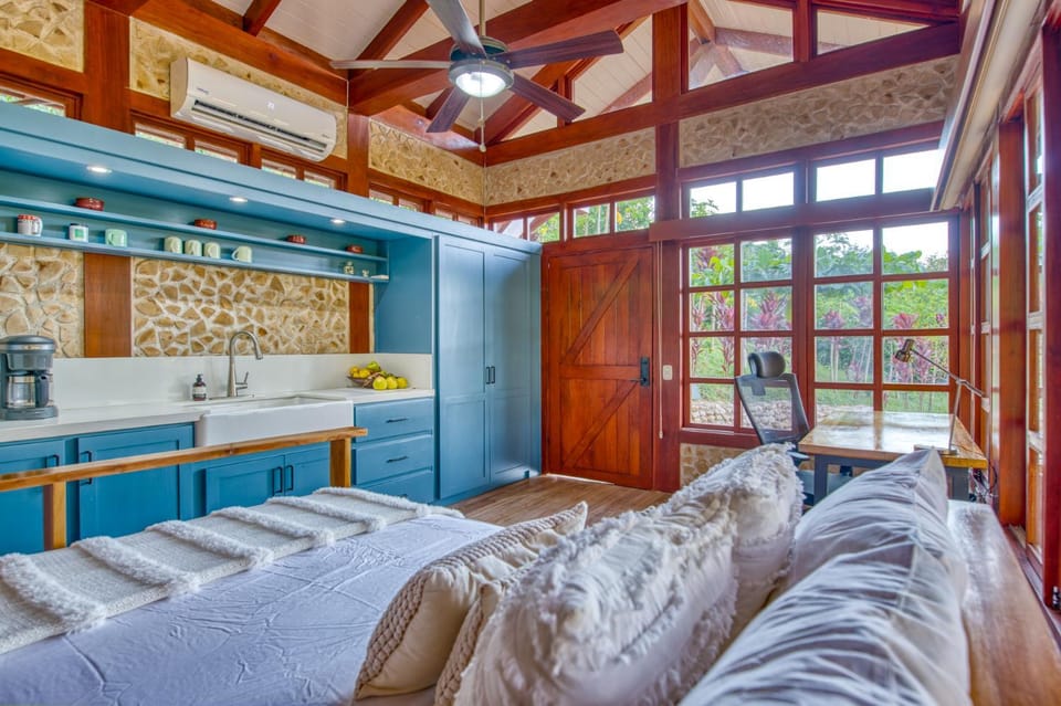 Bed, Kitchen or kitchenette, Bedroom