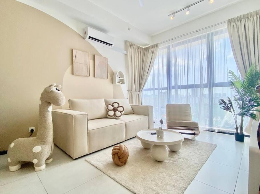 Urban Suites #Soft creamy #Infinity Pool #local neighbourhood #4pax #2BR 2bath #2Queen #Quality well maintained #Private host Apartment in George Town