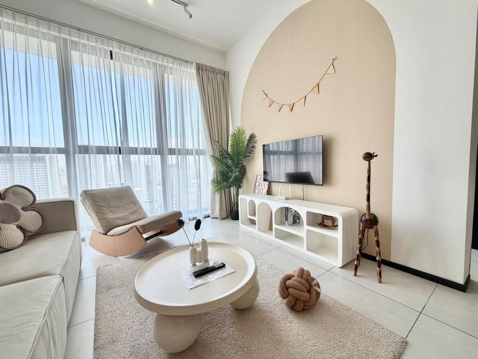 Urban Suites #Soft creamy #Infinity Pool #local neighbourhood #4pax #2BR 2bath #2Queen #Quality well maintained #Private host Apartment in George Town