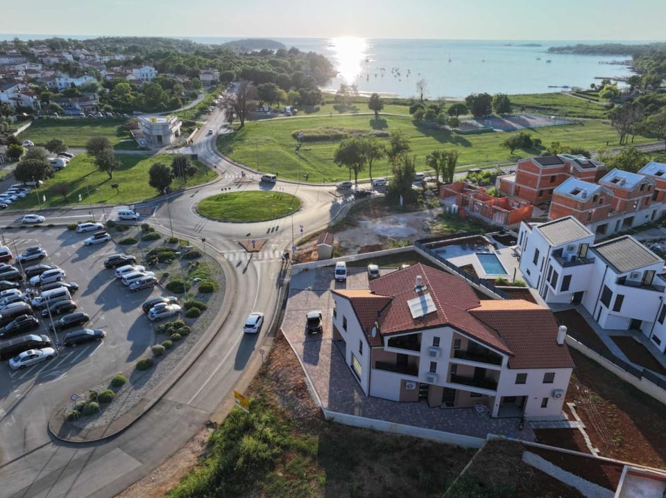 Property building, Day, Neighbourhood, Bird's eye view, City view, Sea view, Street view, Location, Parking