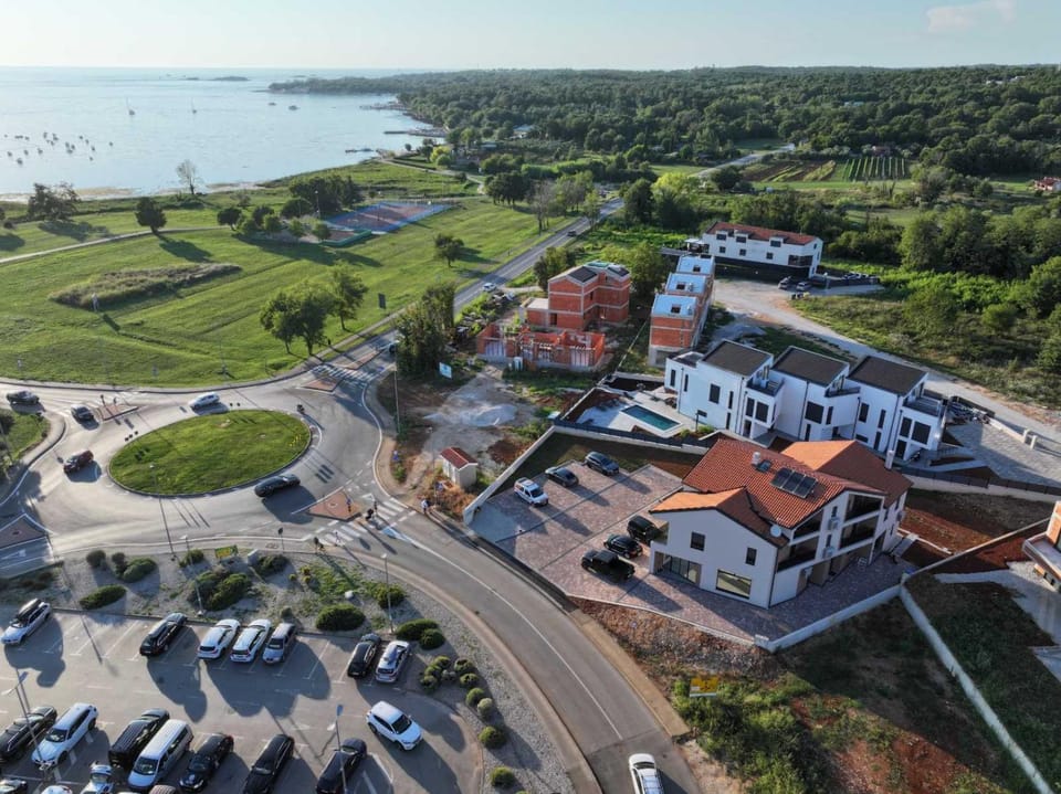 Property building, Day, Neighbourhood, Natural landscape, Bird's eye view, City view, Sea view, Street view, Location, Parking