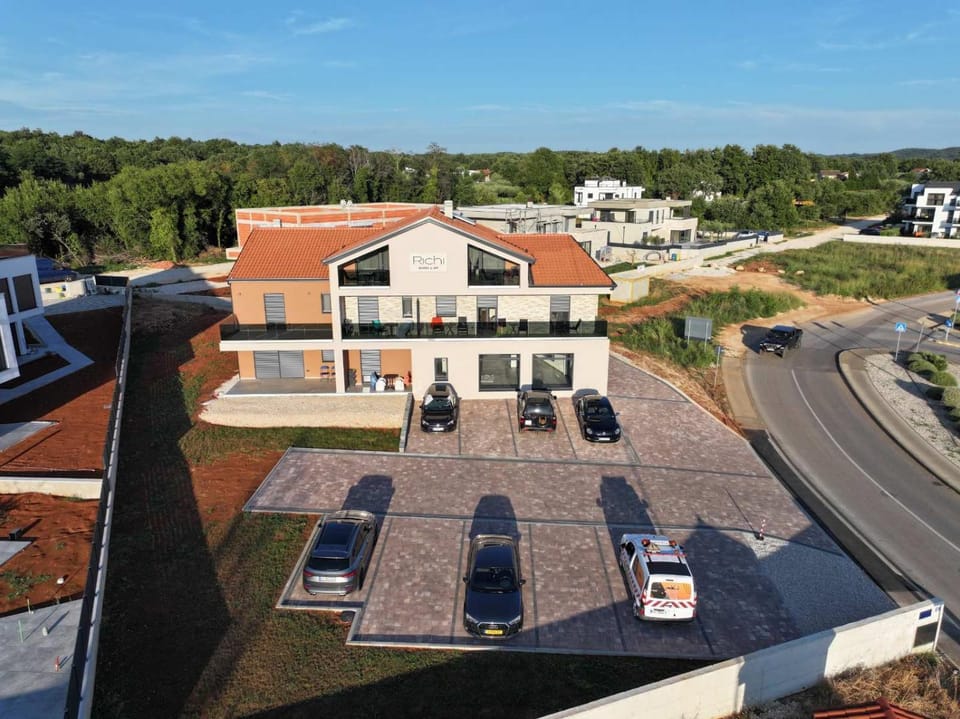 Property building, Day, Neighbourhood, Bird's eye view, Street view, Location, Parking