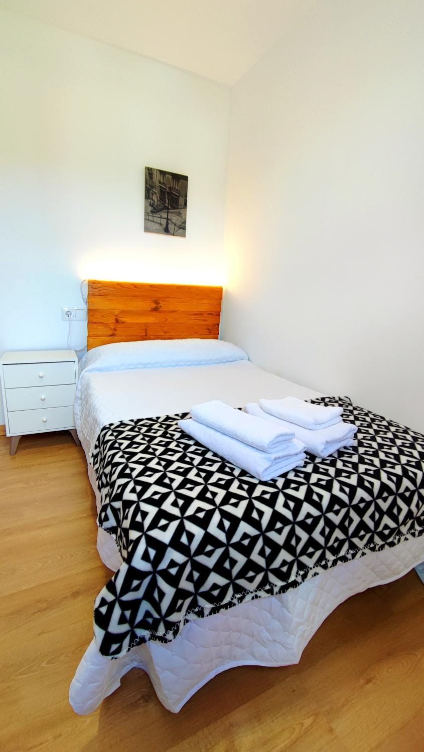 Bed, Photo of the whole room, Bedroom, towels