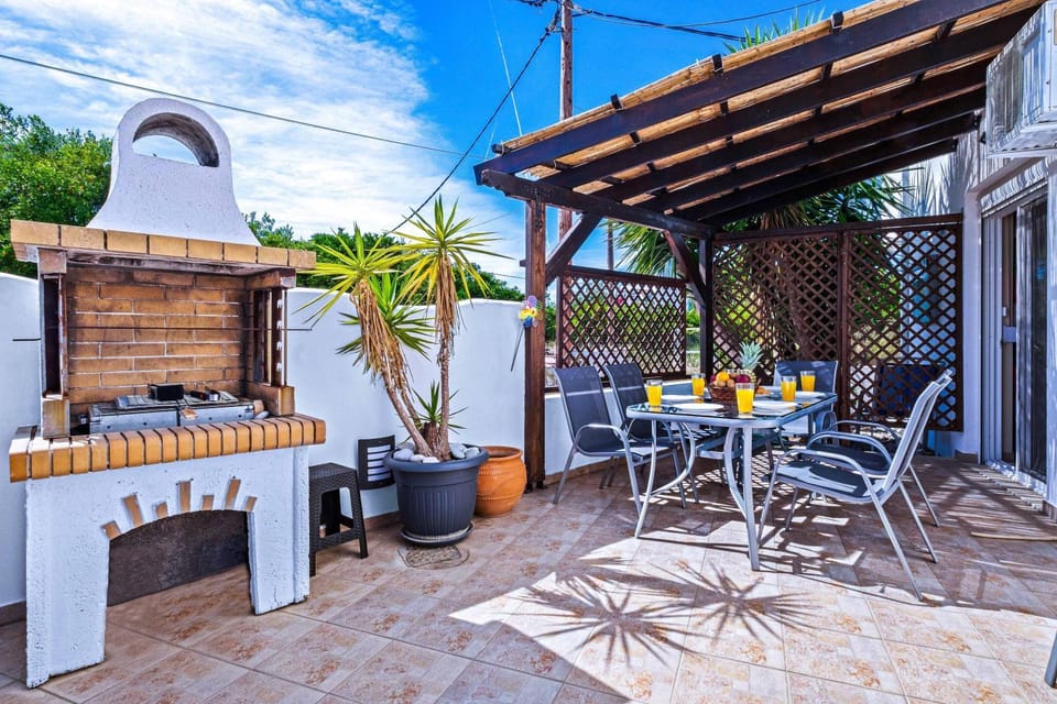 Patio, Day, Seating area, Dining area