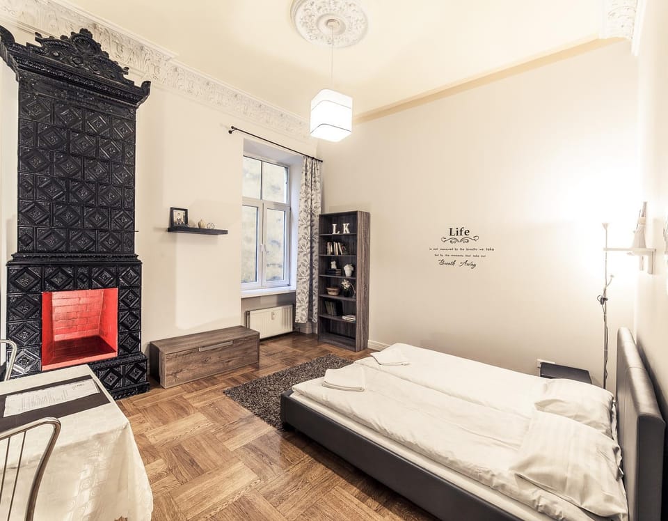 Bed, TV and multimedia, Living room, Seating area, Bedroom