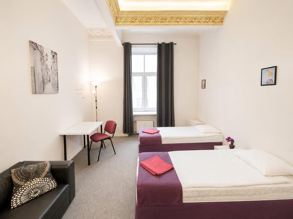 Bed, Bedroom, towels
