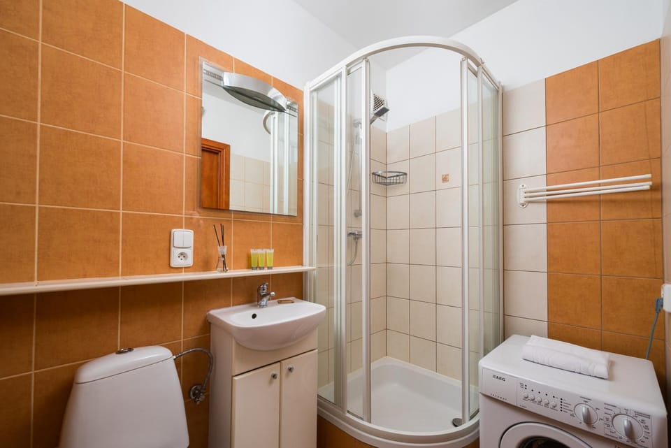 Shower, Toilet, Bathroom, towels, washing machine