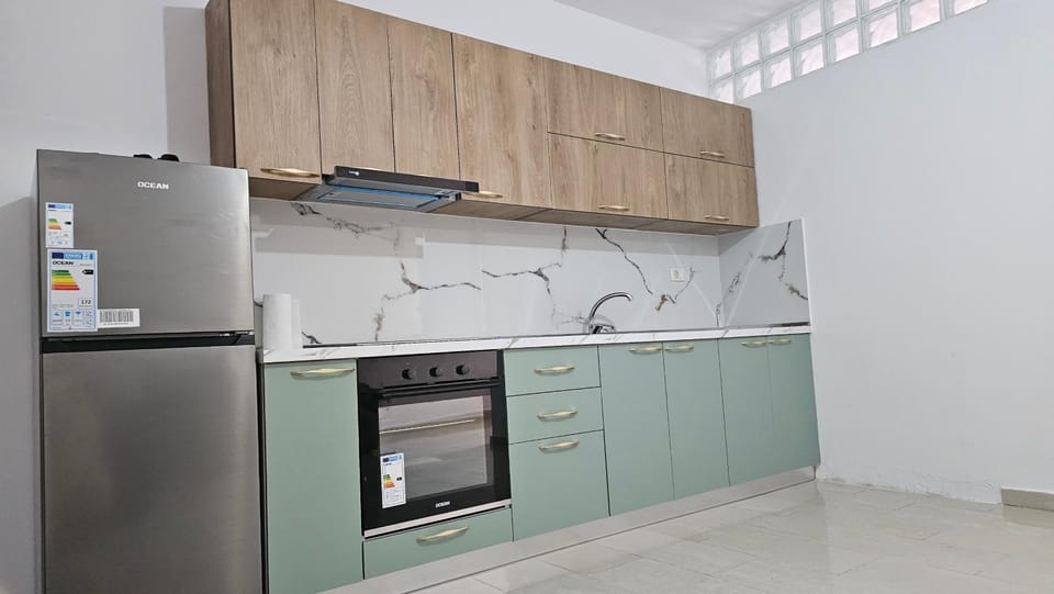 Kitchen or kitchenette, dishwasher, minibar, oven, stove