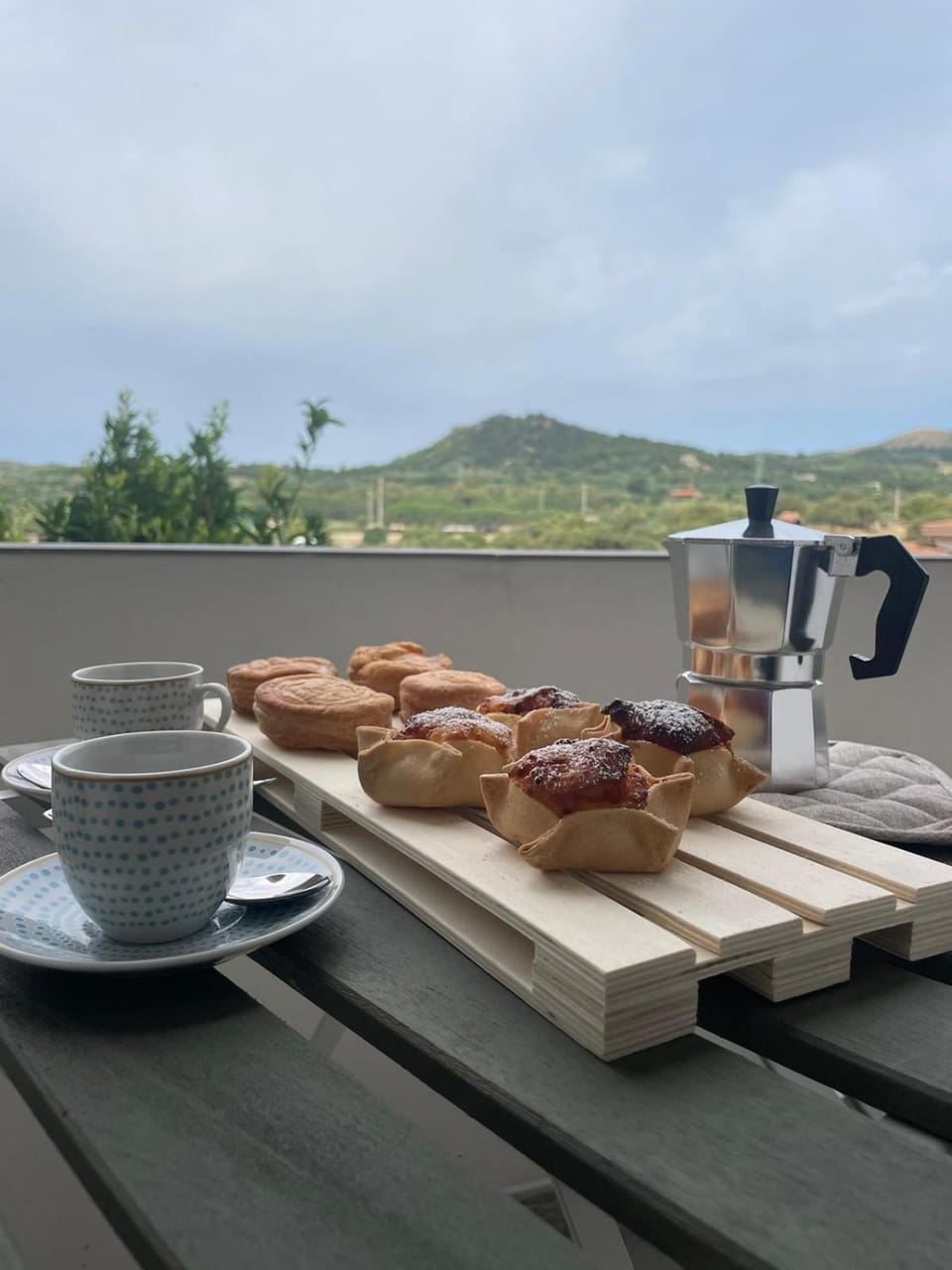 Natural landscape, Coffee/tea facilities, View (from property/room), Balcony/Terrace, Food and drinks, Food, Mountain view, Breakfast