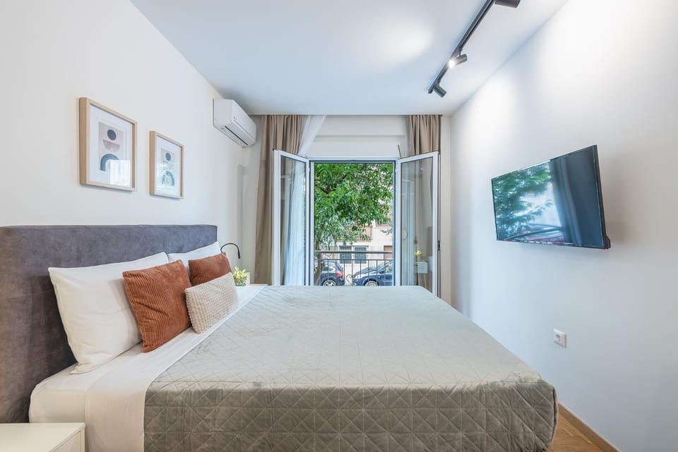 Bed, TV and multimedia, Bedroom