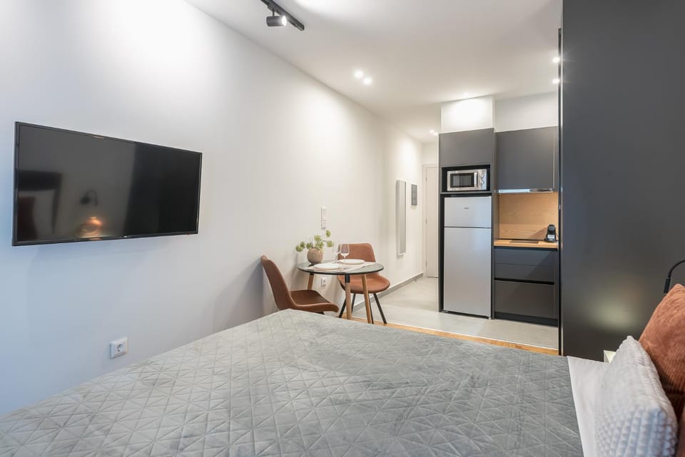 Bed, TV and multimedia, Kitchen or kitchenette, Dining area, Bedroom