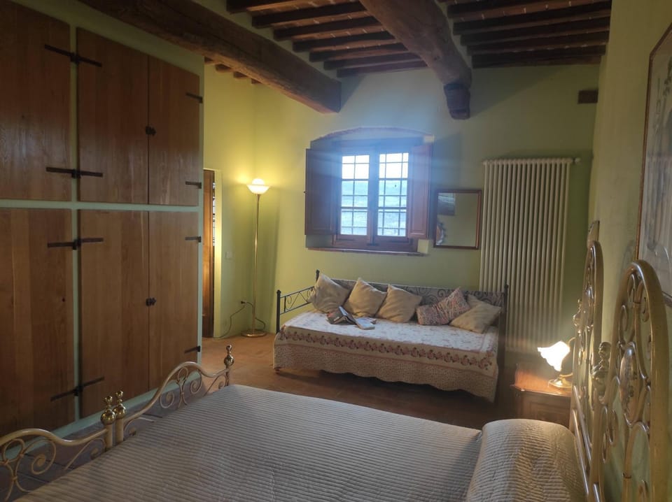 Photo of the whole room, Bedroom, wardrobe