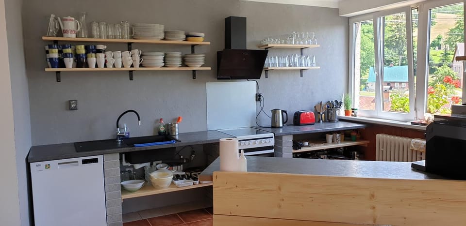 Coffee/tea facilities, Kitchen or kitchenette, Dining area, dishwasher, stove, toaster