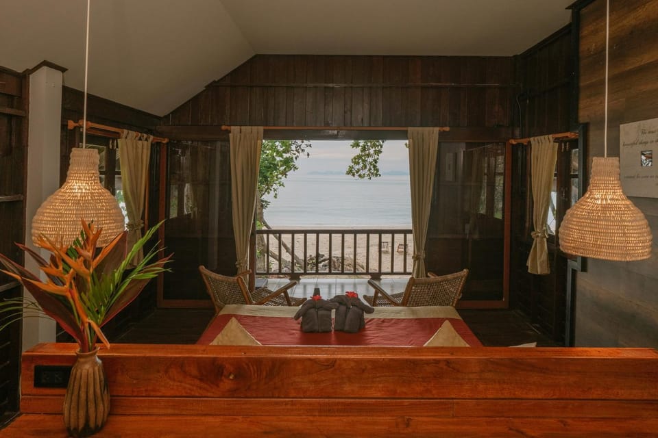 Photo of the whole room, Sea view