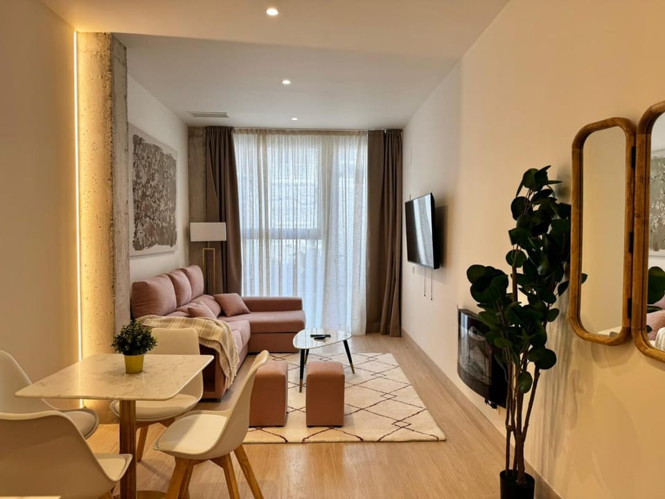 Facade/entrance, TV and multimedia, Living room, Photo of the whole room, Seating area, Evening entertainment
