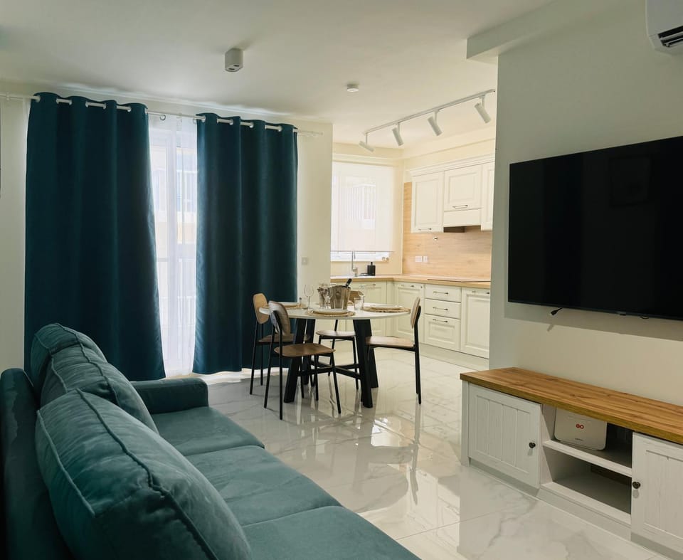 Communal lounge/ TV room, Seating area, Dining area