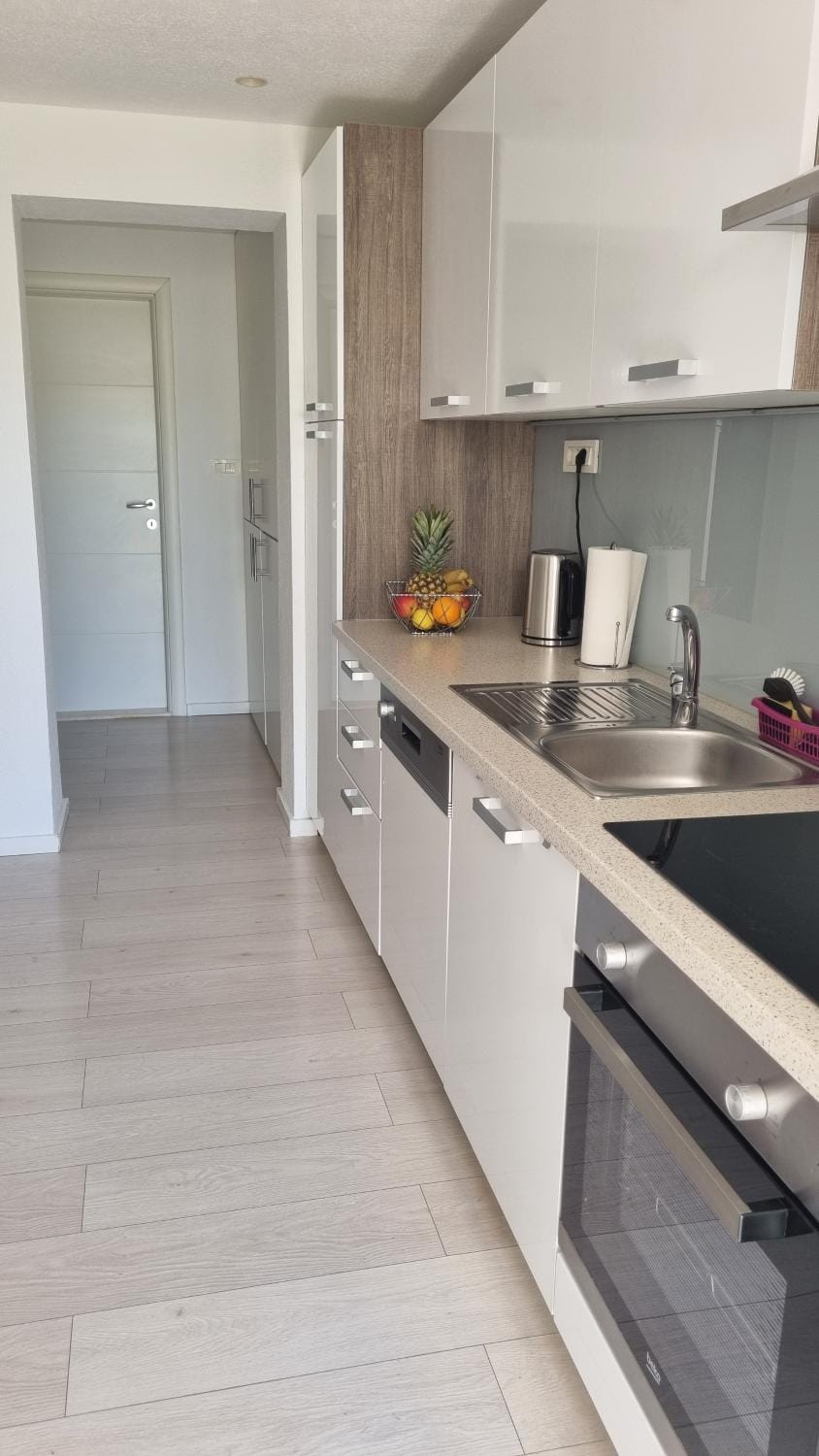 Coffee/tea facilities, Kitchen or kitchenette, oven, stove