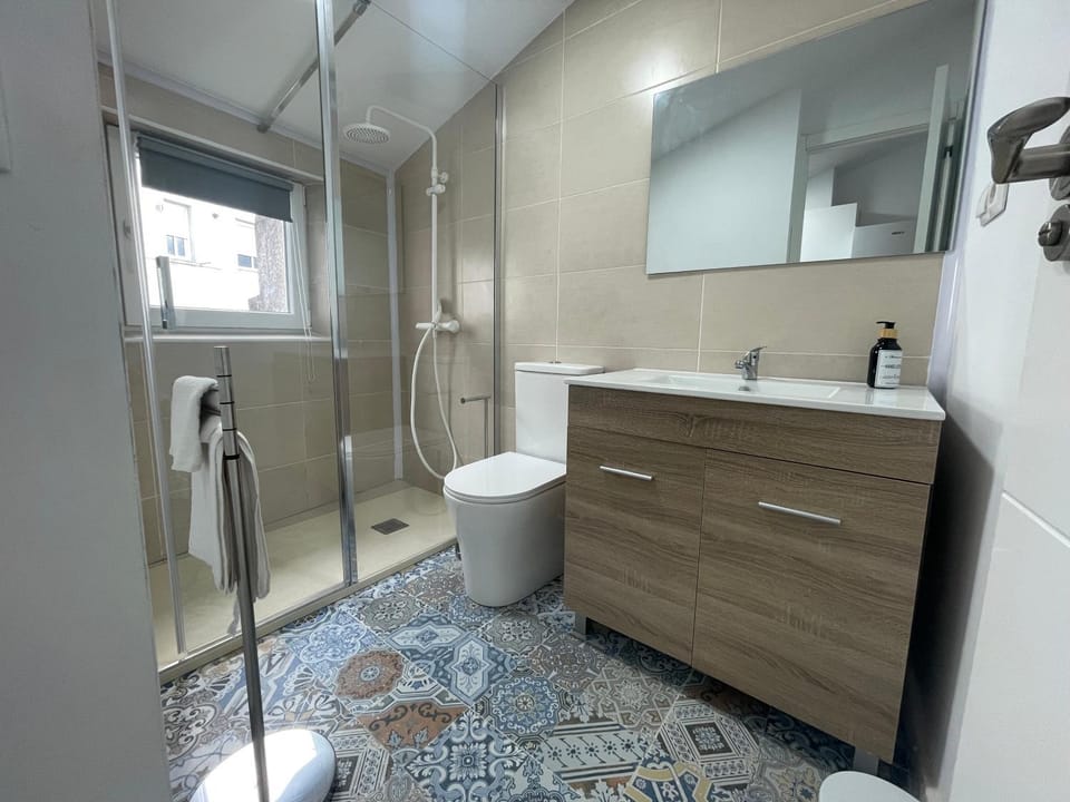 Shower, Toilet, Bathroom, towels