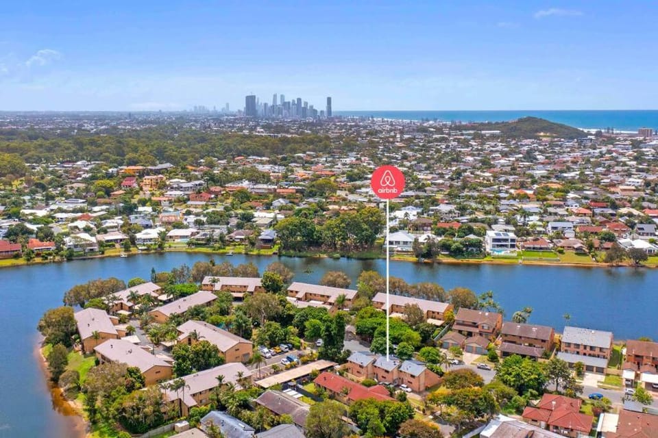 Coastal Comfort in Burleigh Heads Parking and WIFI House in Burleigh Heads