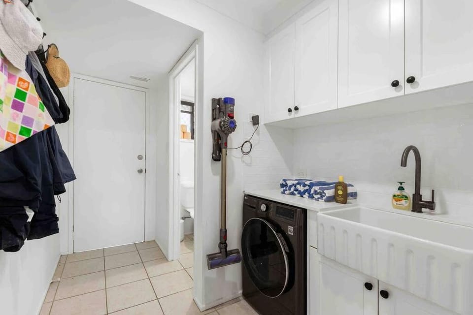 Coastal Comfort in Burleigh Heads Parking and WIFI House in Burleigh Heads