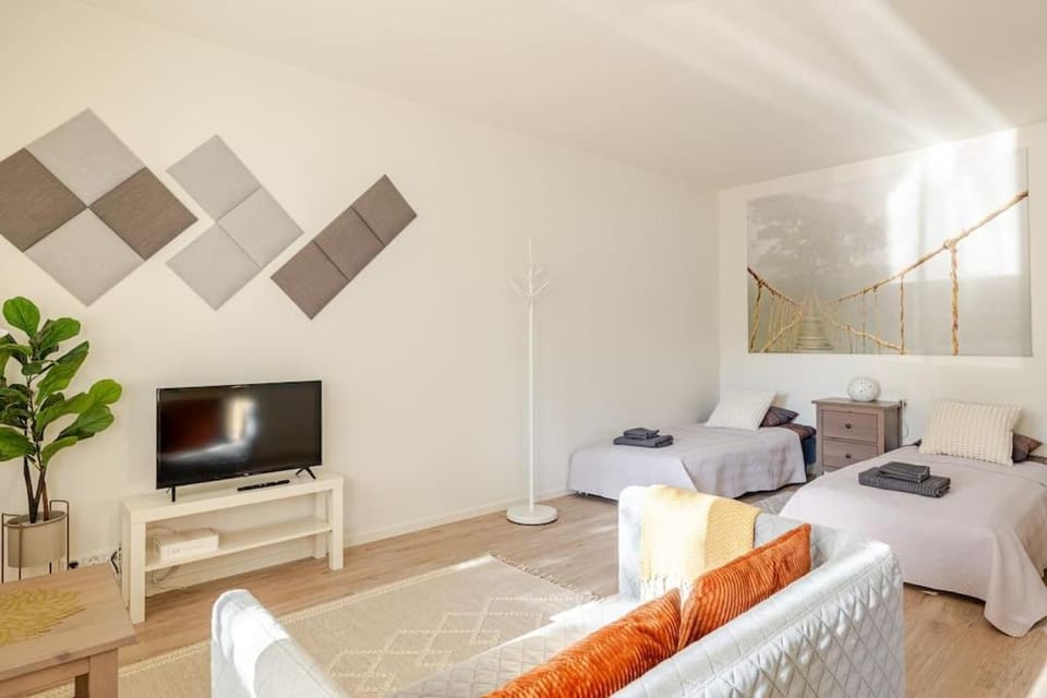 Bed, TV and multimedia, Living room