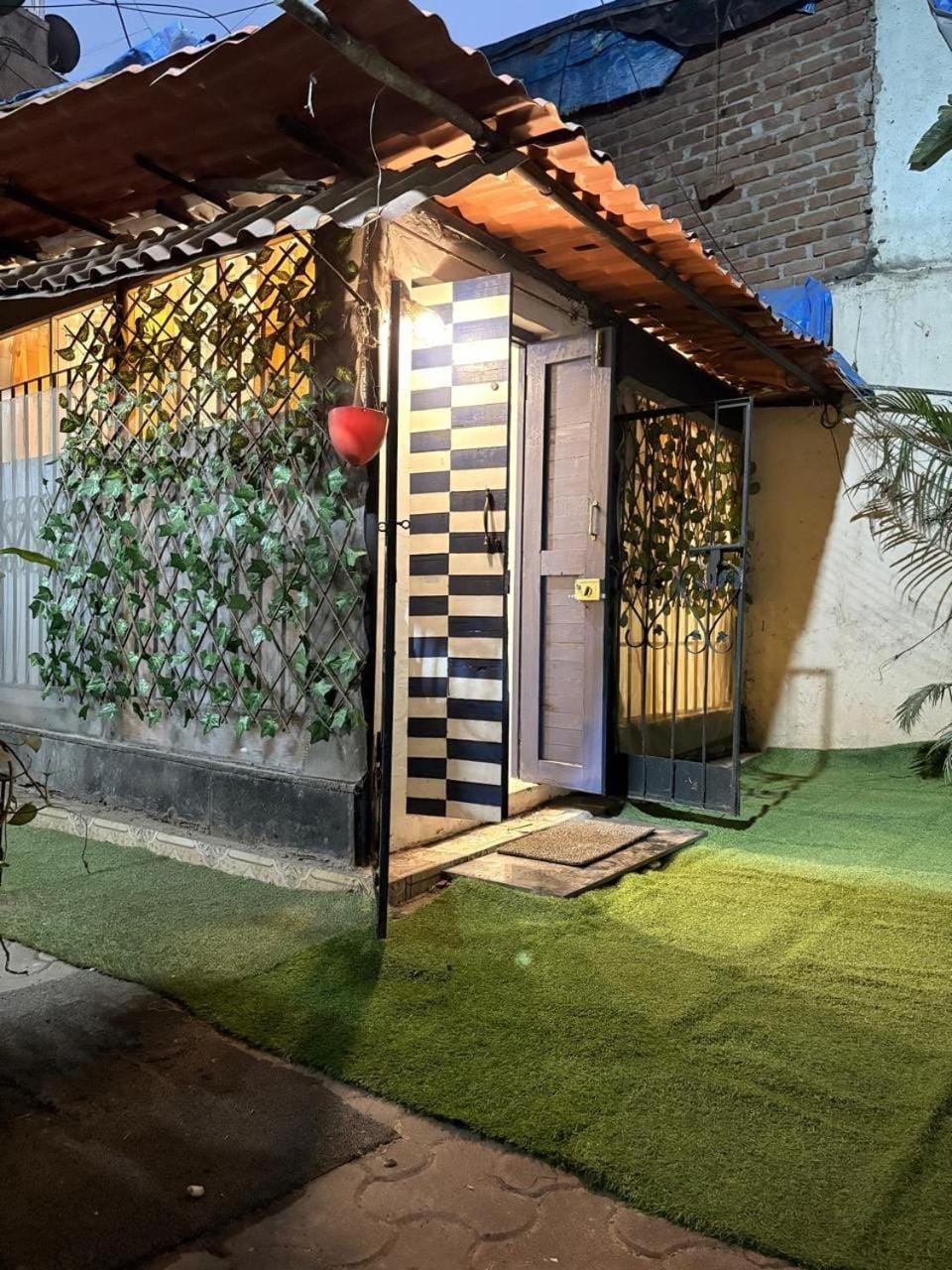 Independent Garden Cottage-Bandra-Carter road Apartment in Mumbai