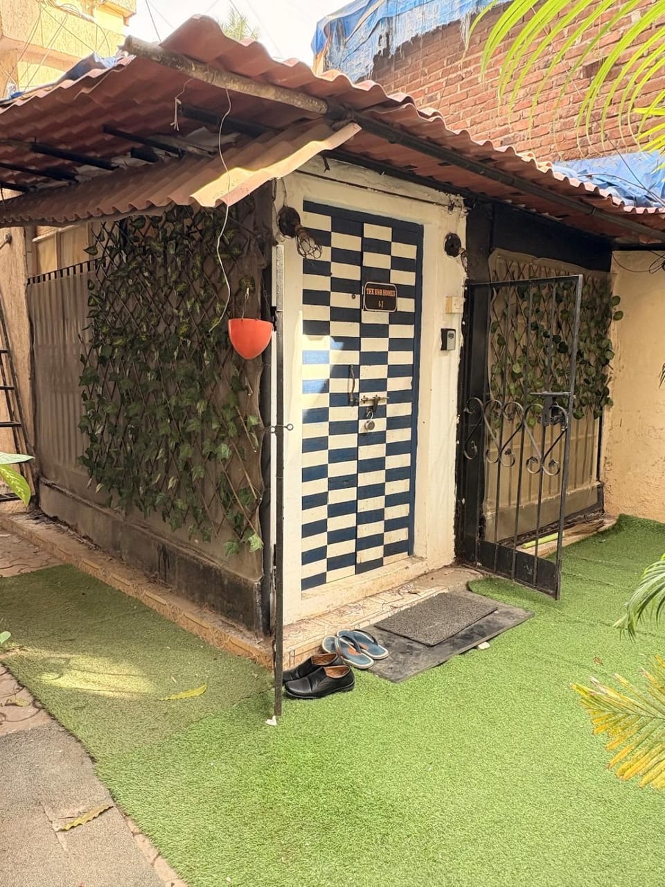 Independent Garden Cottage-Bandra-Carter road Apartment in Mumbai