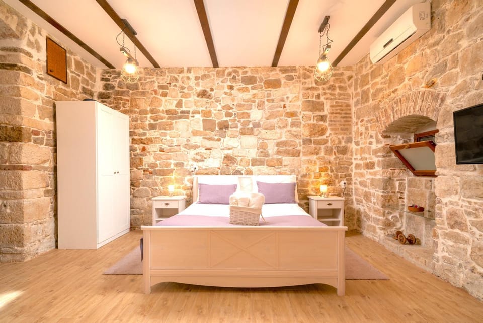 Bed, TV and multimedia, Photo of the whole room, Bedroom