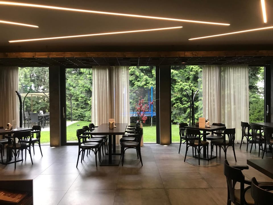 Restaurant/places to eat, Garden view