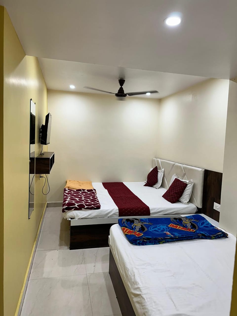 TV and multimedia, Photo of the whole room, Decorative detail, Bedroom, air conditioner