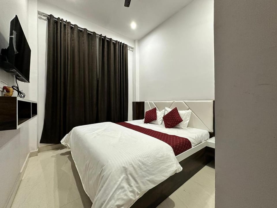 Bed, TV and multimedia, Photo of the whole room, Bedroom